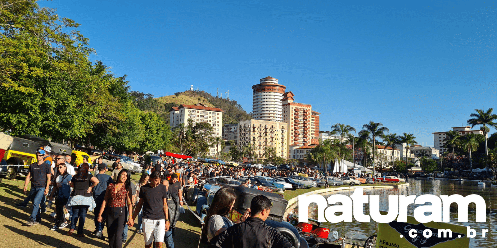 Vista do Encontro de Carros Antigos Águas de Lindóia - Praça Adhemar de Barros